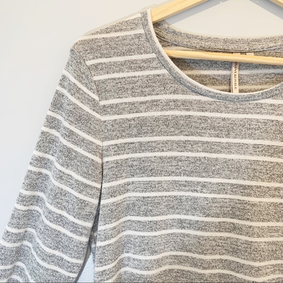 Banana Republic | “The Signature” Striped Tee - Picture 4 of 7